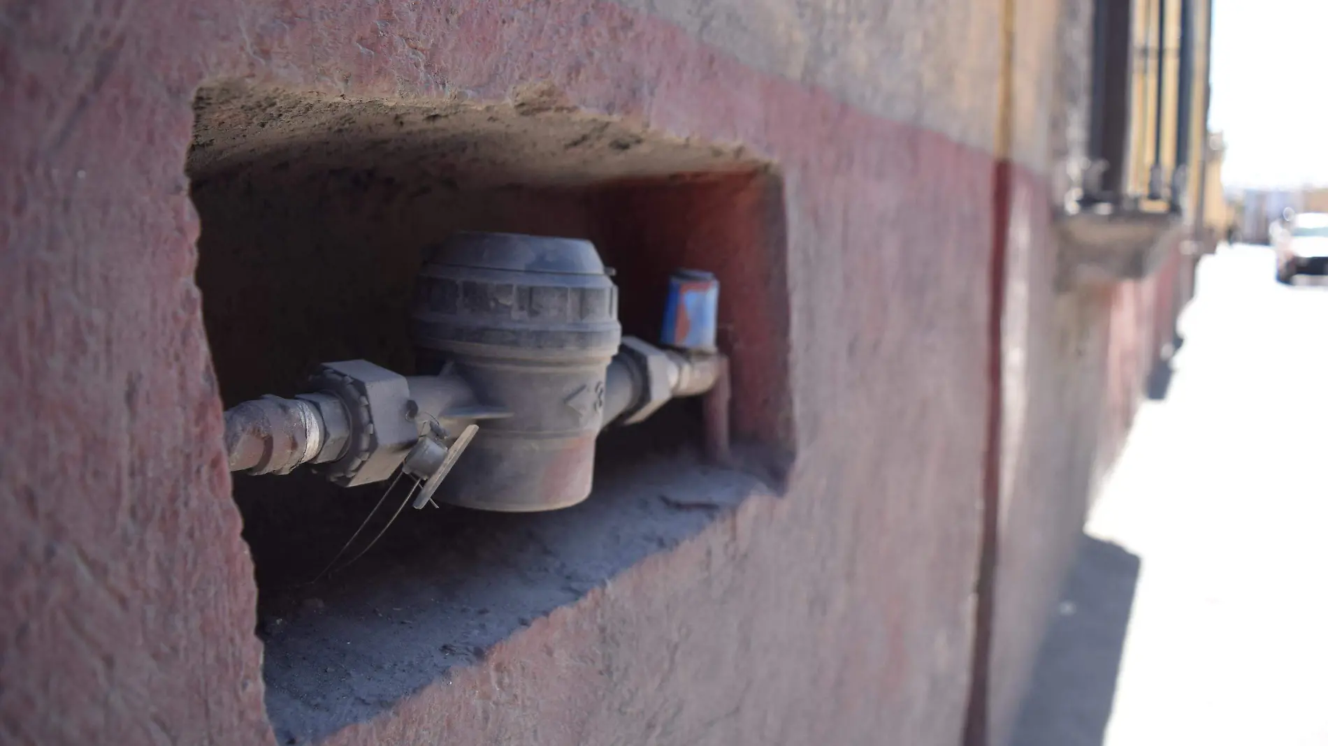 Las empresas que producen medidores de agua, ahora los hacen de plástico, para evitar el robo.  Foto Archivo.